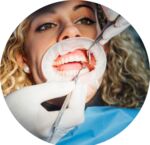 Veneenr - Zahnarzt bei der Arbeit in seiner Praxis mit einem Patienten.