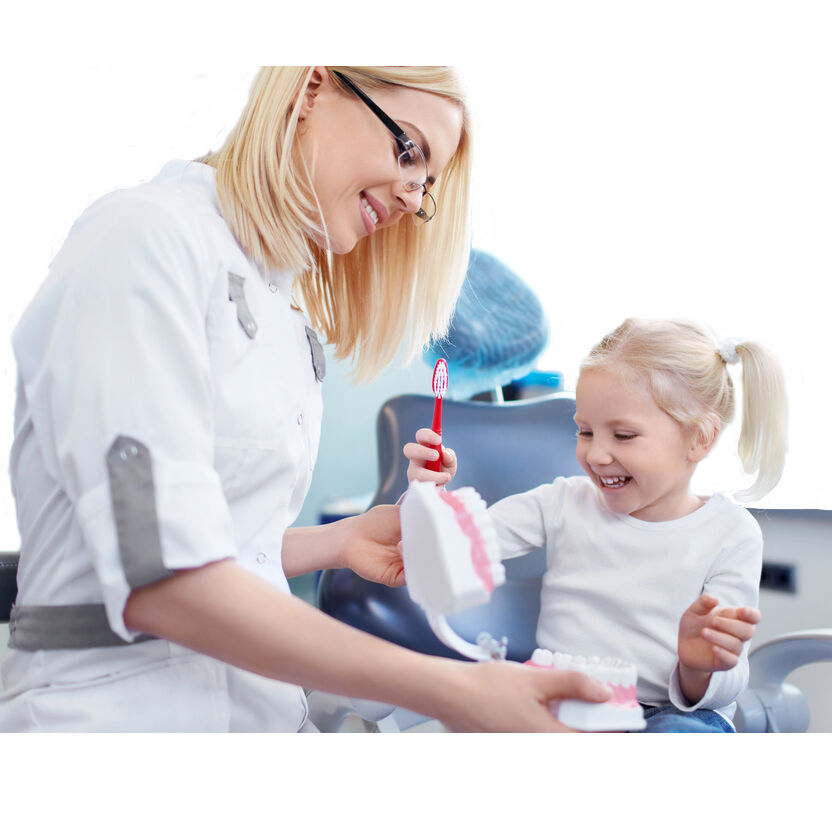 Zahnarzt-erklärt-Kind-Zähneputzen-Zahnpflege