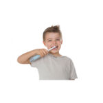 Kind-lacht-während-zähne-putzen-mundhygiene-zahnreinigung