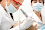 Prophylaxeassistenz macht professionelle Zahnreinigung Patientin