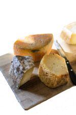 Käse auf Holzbrett - Zahnstein