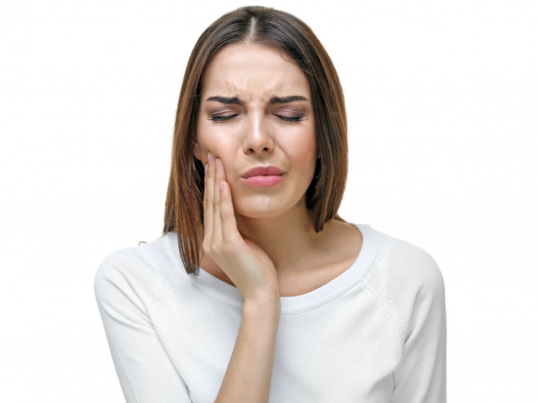 Junge Frau mit Zahnschmerzen Weisheitszähne