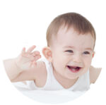 herzlich-lachendes-baby-zeigt-erste-zaehne.jpg