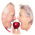 aelteres-paar-mit-gesunden-zaehne-beisst-in-den-apfel.jpg