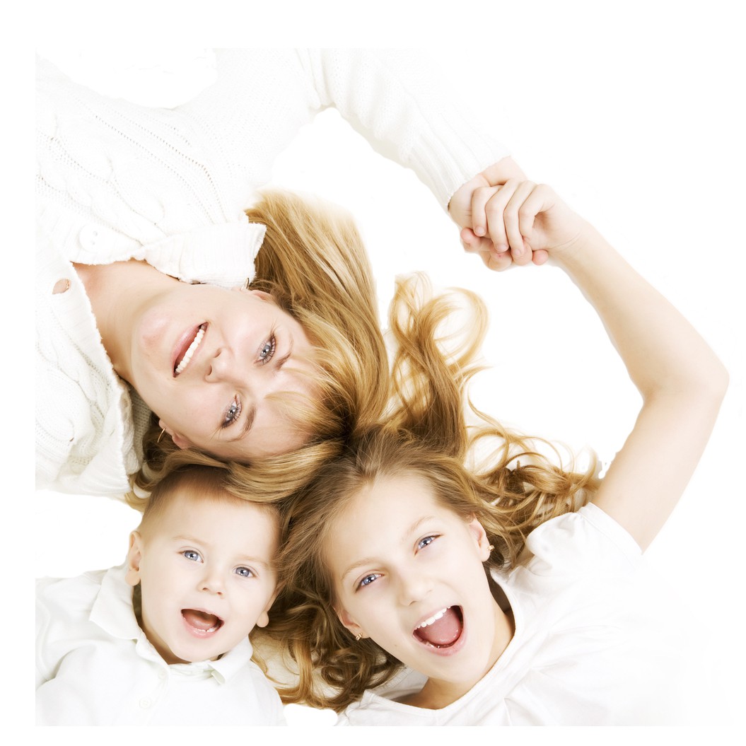Mutter-Kinder-Lachen-Gesund-Mundhygiene-Zahnreinigung