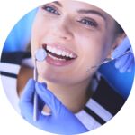 Junge weibliche Patientin mit offenem Mund bei der zahnärztlichen Untersuchung in einer Zahnarztpraxis - Veneer-Behandlung.