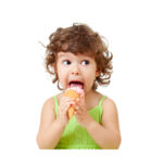 Kleines-Mädchen-Eis-essen-Mundhygiene-Karies-Zahnreinigung