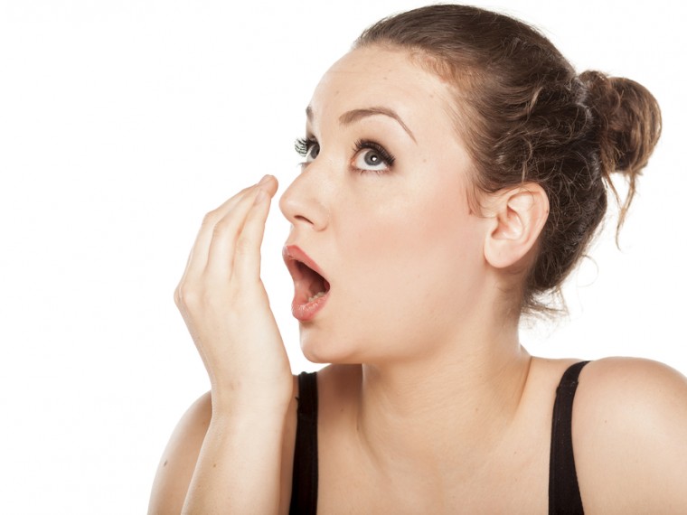 frau-übertprüft-den-atem-mit-hand-auf-mundgeruch-mundhygiene