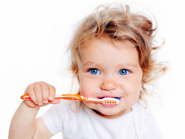 Kleinkind-putzt-Zähne-Mundhygiene-Zahnreinigung