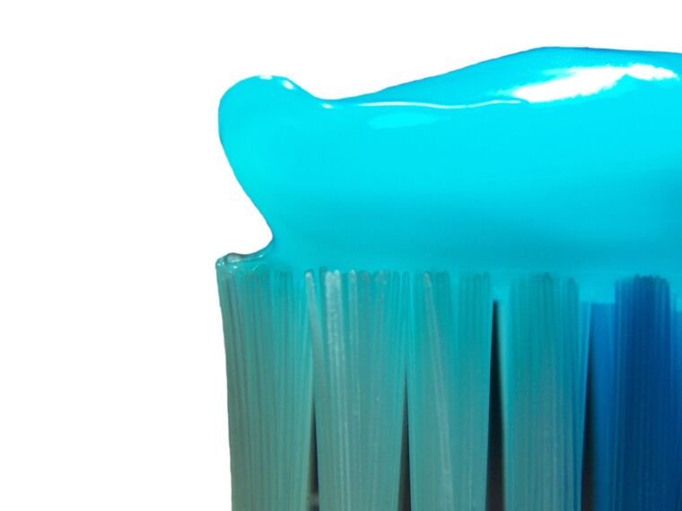 zahnbürste-zähne-reinigen-zähne-mundhygiene