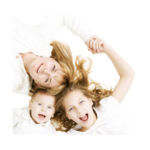 Mutter-Kinder-Lachen-Gesund-Mundhygiene-Zahnreinigung