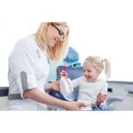 Zahnarzt-erklärt-Kind-Zähneputzen-Zahnpflege