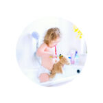Kleinkind-putzt-Zähne-des-Teddybär-in-der-Badewanne