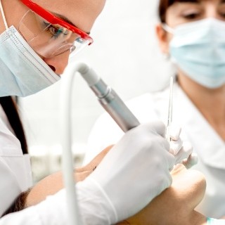Prophylaxeassistenz macht professionelle Zahnreinigung Patientin