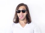 Mann-Sonnenbrille-Zungenreinigung-Mundgeruch-Zahnreinigung