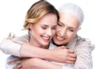 Zwei Frauen mit Veneers lächeln