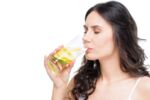 Frau trinkte Wasser - Mundgeruch - Mythen