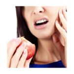 Frau-mit-Zahnschmerzen-Apfel-Mundhygiene-Zahnreinigung